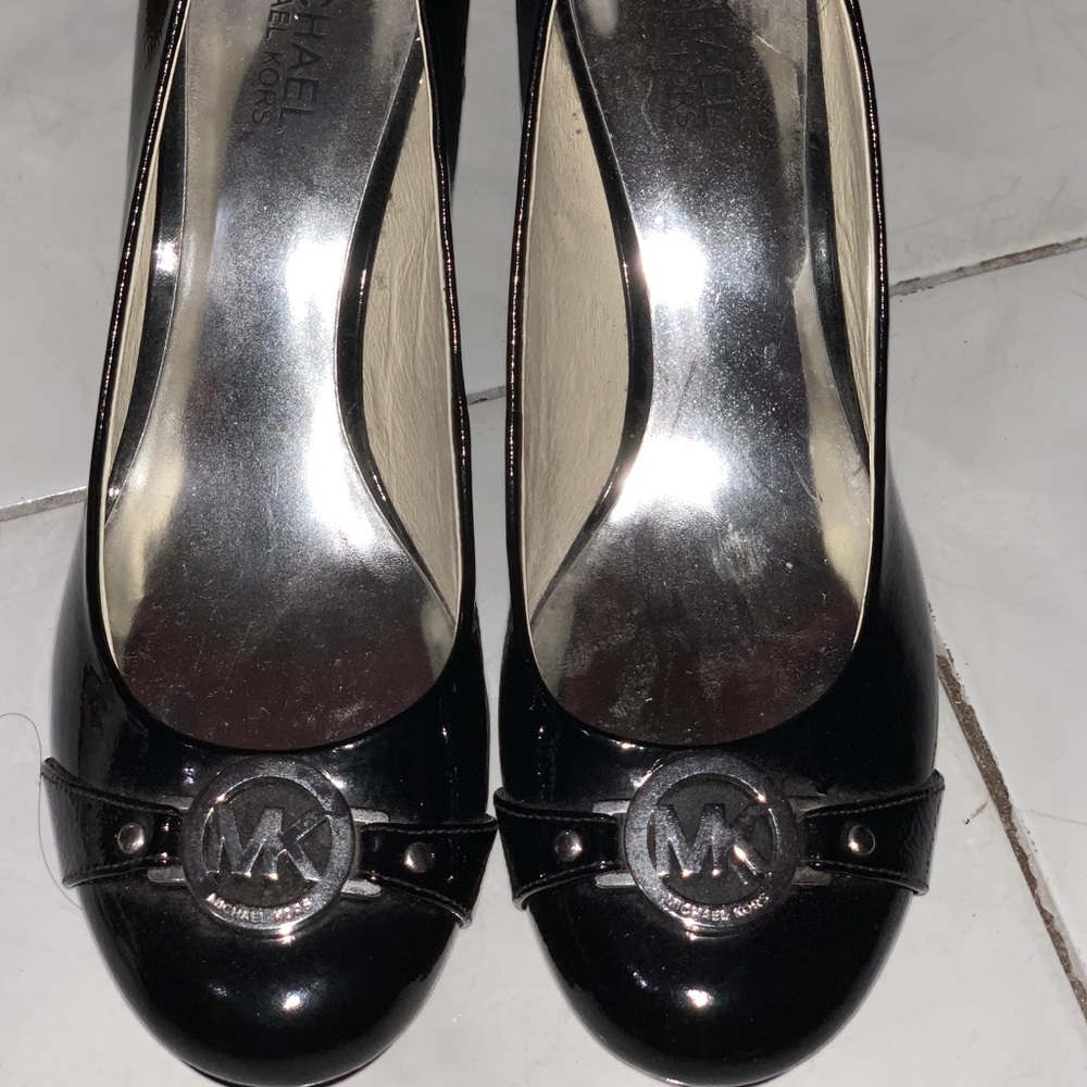 Michael kors black heels. SIZE 8.5 IN WOMENS SIZE.